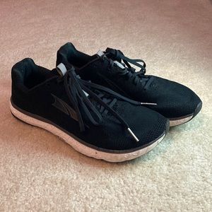 black altra escalante 2.5 sneakers